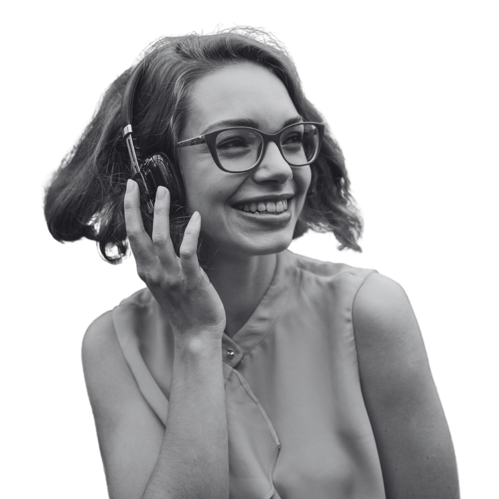 Junge Frau mit Kopfhörern hört den AMORITA Podcast über Liebe und Dating