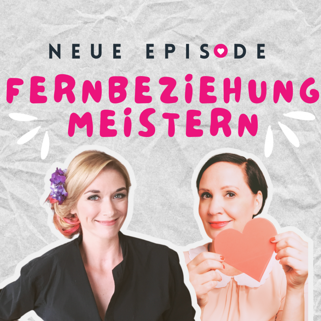 Werbebild für eine Dating-Podcast-Folge. Große rosa Buchstaben zeigen den Titel der Episode: Fernbeziehung meistern I Daneben lächelnde Hosts von Moin Wien - Servus Hamburg: Johanna und Ingrid.