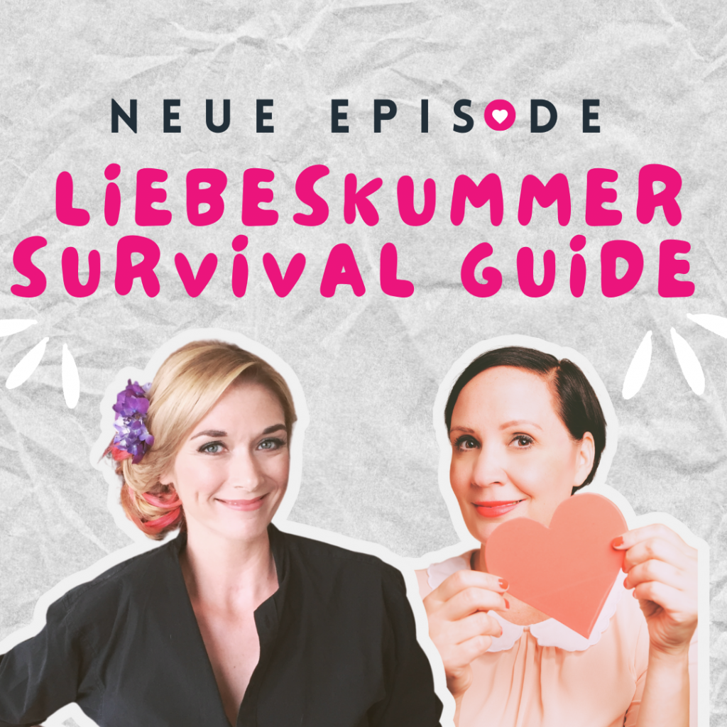 Werbebild für eine Dating-Podcast-Folge. Große rosa Buchstaben zeigen den Titel der Episode: Liebeskummer Survival Guide I Daneben lächelnde Hosts von Moin Wien - Servus Hamburg: Johanna und Ingrid.