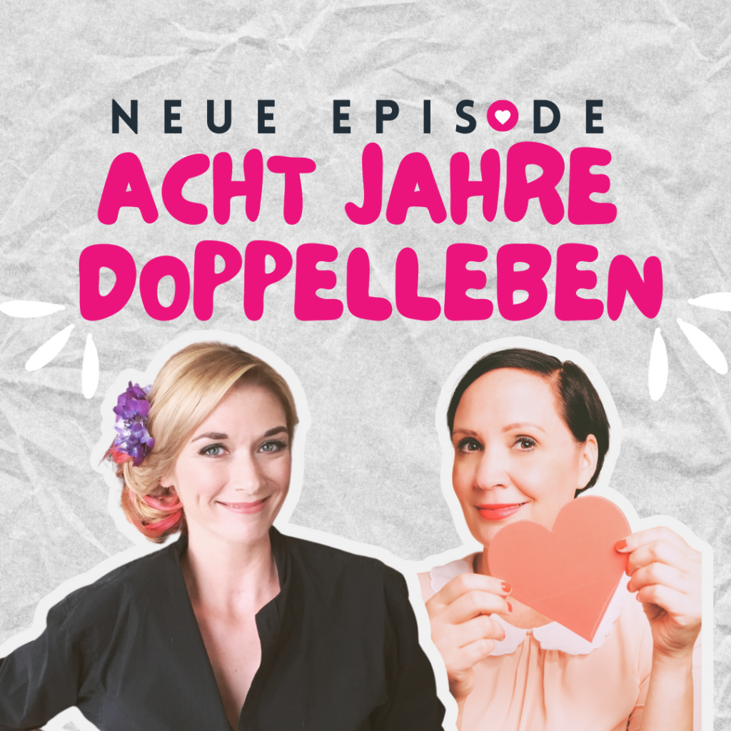 Werbebild für die Dating-Podcast-Folge mit einer echten Datinggeschichte von Hörerinnen. Große rosa Buchstaben zeigen: Acht Jahre Doppelleben. Daneben lächelnde Hosts: Johanna und Ingrid.