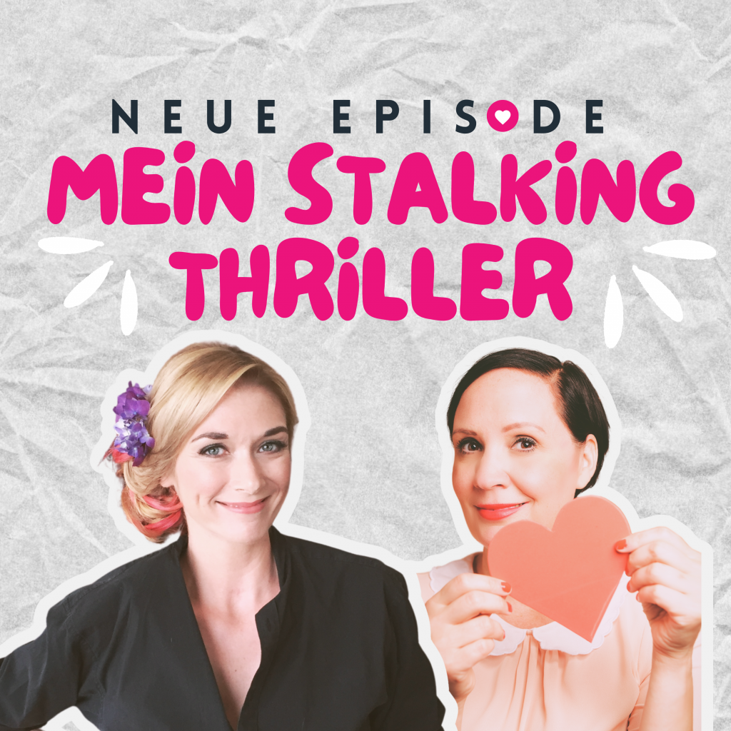 Werbebild für die Dating-Podcast-Folge: Mein Stalking Thriller, Titel mit großen rosa Buchstaben. Daneben Hosts: Johanna, trägt ein schwarzes Hemd und Ingrid hält ein Herz in den Händen, beide lächeln.